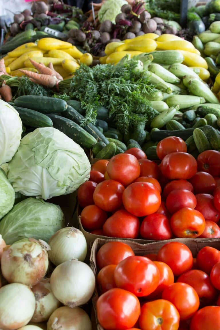 Buntes Gemüse an einem Marktstand