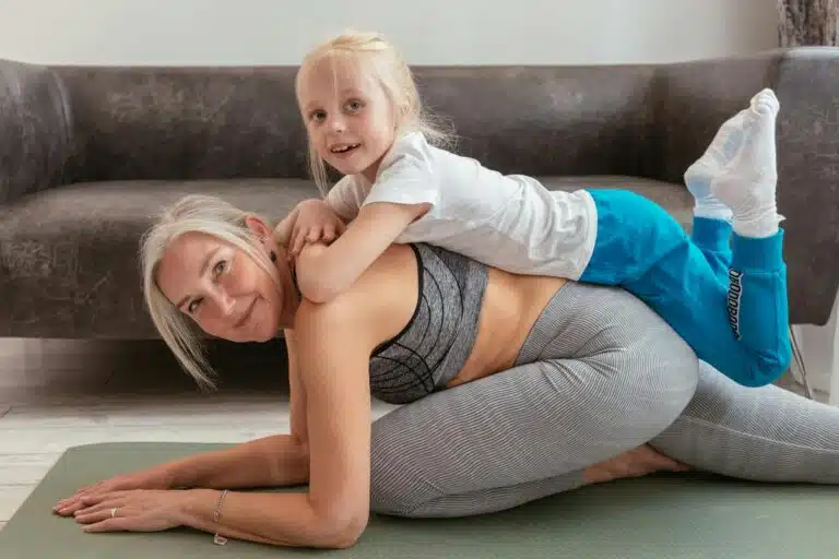 Eine Mutter mit ihrer Tochter beim Yoga. Egal ob Outdoor oder Indoor-Sportarten: Sport mit der ganzen Familie hat viele Vorteile (Outdoor and indoor activities for familys)