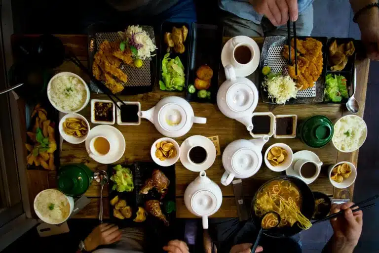 Ein Tisch mit verschiedenen asiatischen Gerichten von oben. asiatische Rezepte einfach zum Nachkochen (Asian Cuisine – Easy Recipes)