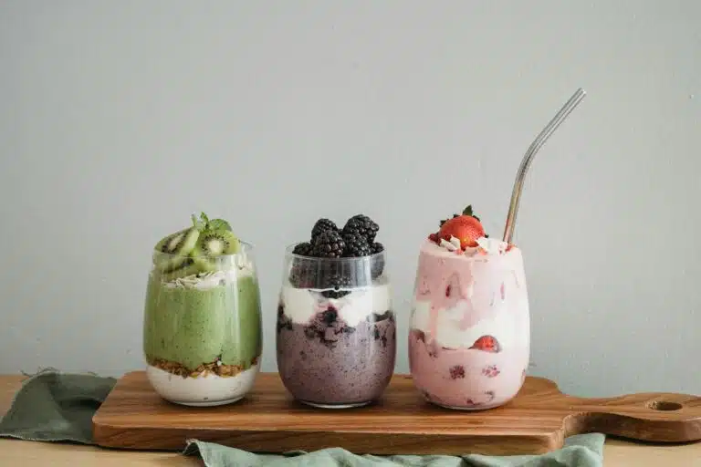 Drei Smoothies mit verschiedenen Zutaten