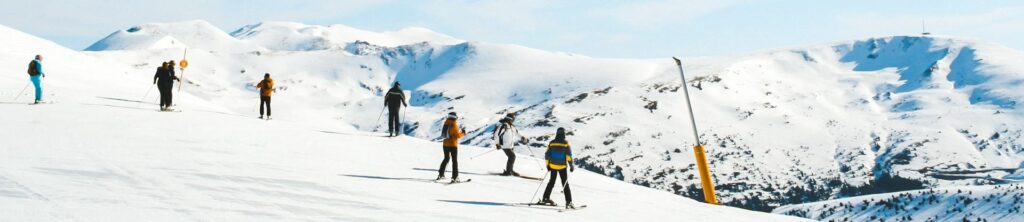 Verscheite Berglandschaft mit ein paar Shifahrern
