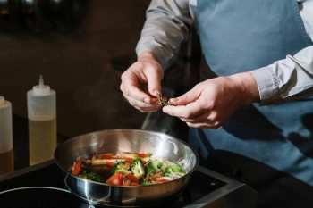 Hände die ein Gericht würzen Hände die ein Gericht würzen. Asiatische Küche - Rezepte einfach zum nachkochen (Asian Cuisine – Easy Recipes)