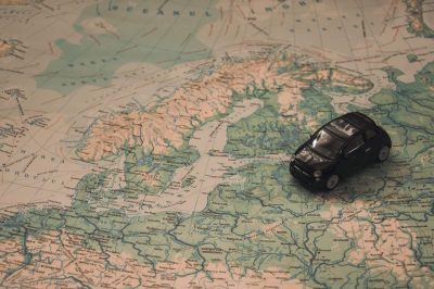 Landkarte Skandinavien Eine Karte der skandinavischen Länder mit einem Spilzeugauto darauf