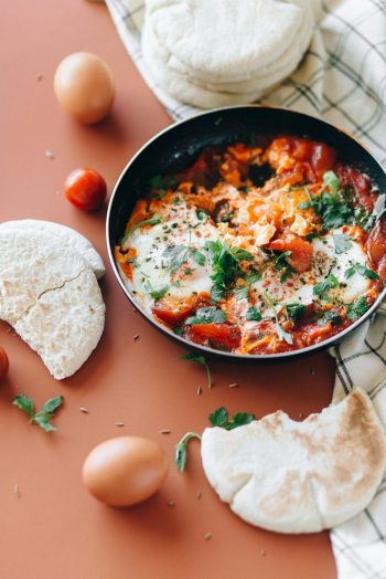 Shaksuka Die Mediterrane Küche ist einfach. Hier ein Rezept für Schakshuka (mediterranean food)