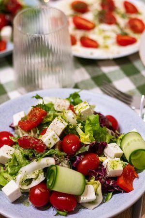 Griechischer Salat Mediterrane Küche: Rezepte einfach kochen. Ein Griechischer Salat ist schnell gemacht (mediterranean cuisine)
